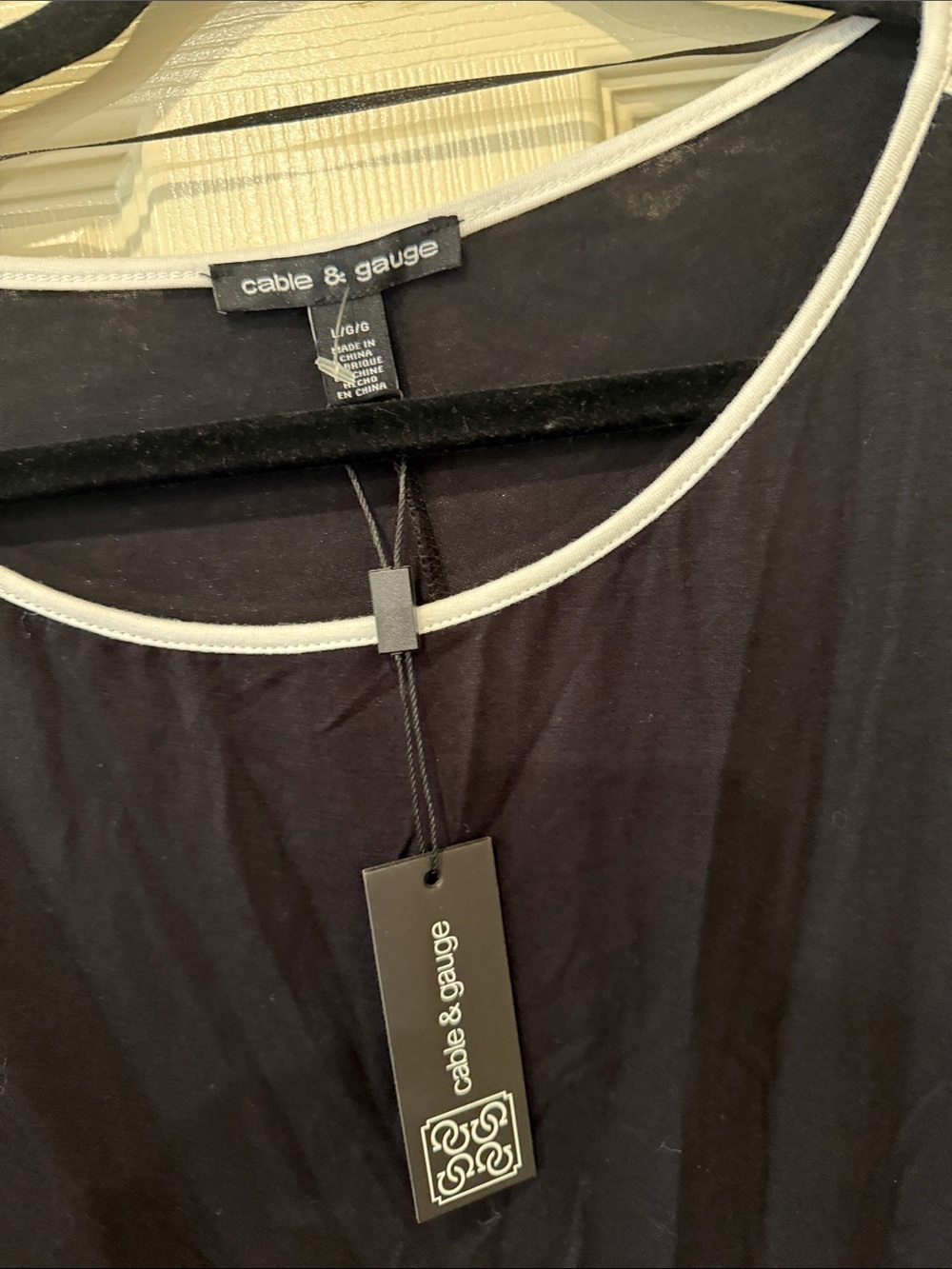 Cable & Gauge NWT black cold shoulder grommet top, large - Picture 4 of 7